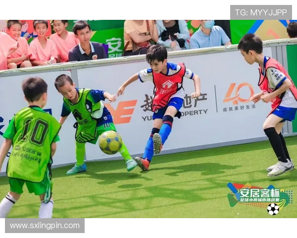 绿色激情燃动赛场足球点燃青春梦想与团队荣耀 绿色激情燃动赛场足球点燃青春梦想与团队荣耀